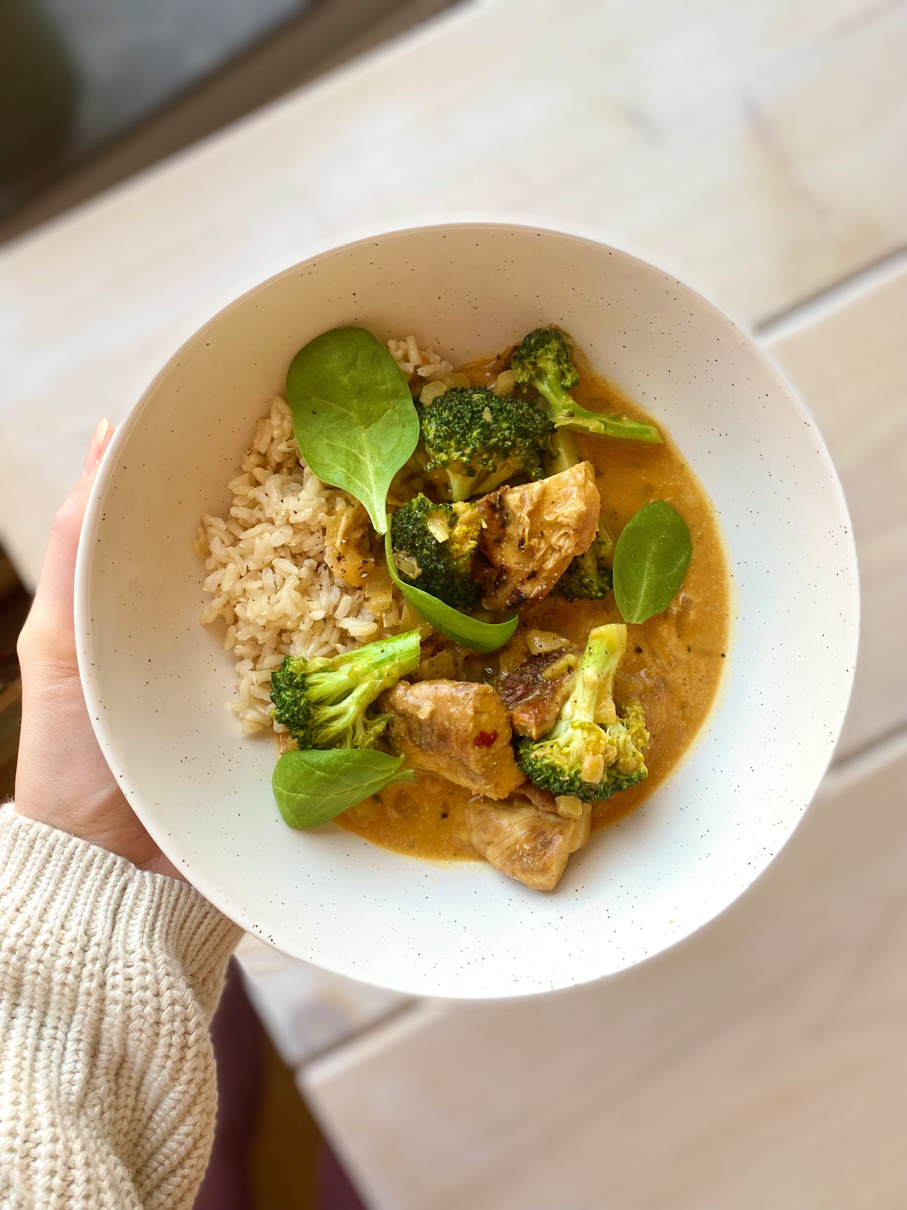 Värmande kycklinggryta med kokosmjölk, curry och broccoli - perfekt till vintern