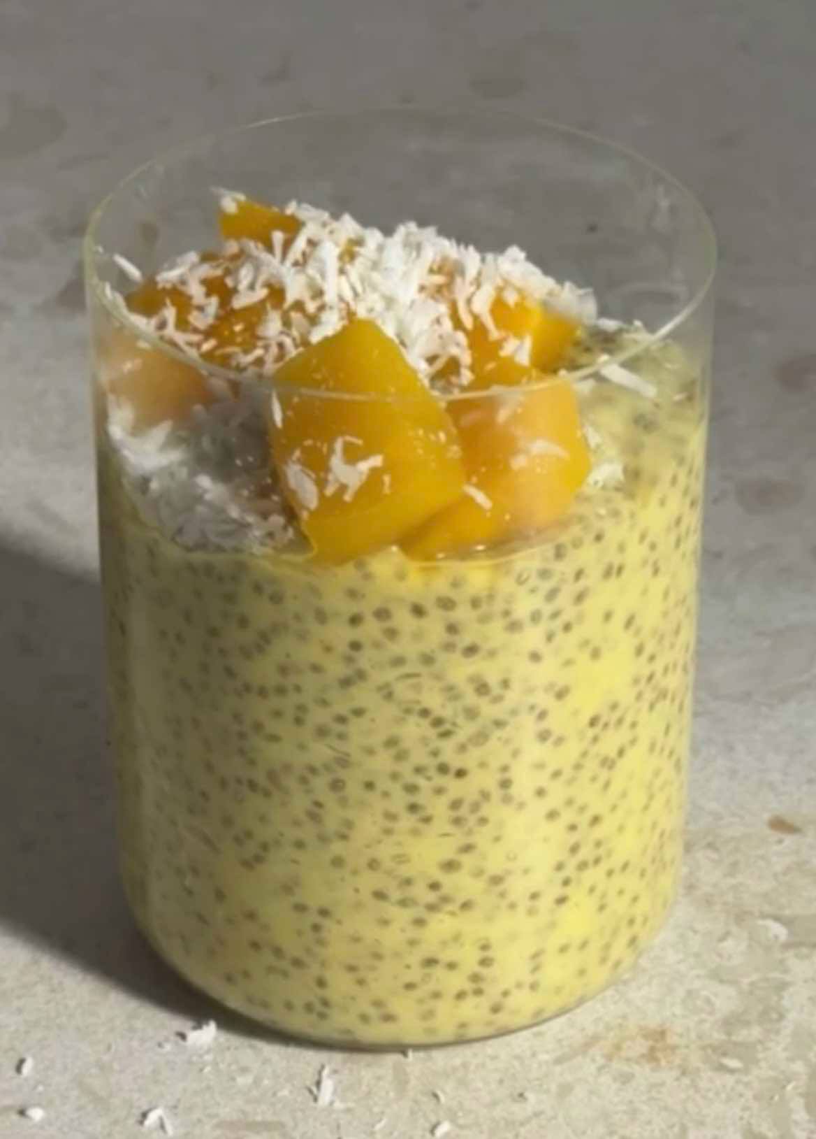 Näringsrik mango- och kokoschiapudding