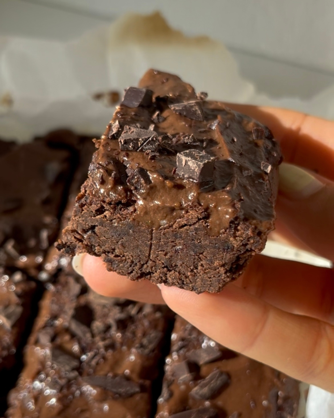 Sockerfri och glutenfri brownie med svarta bönor med en krämig chokladkräm och hackad mörka choklad på toppen 