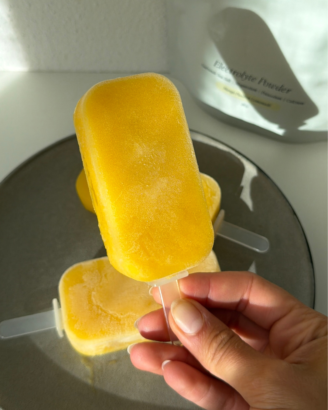 Bild på enkel hemmagjord isglass med smak av mango med Womensyncs elektrolyter med smak Mango Passion Lemonade