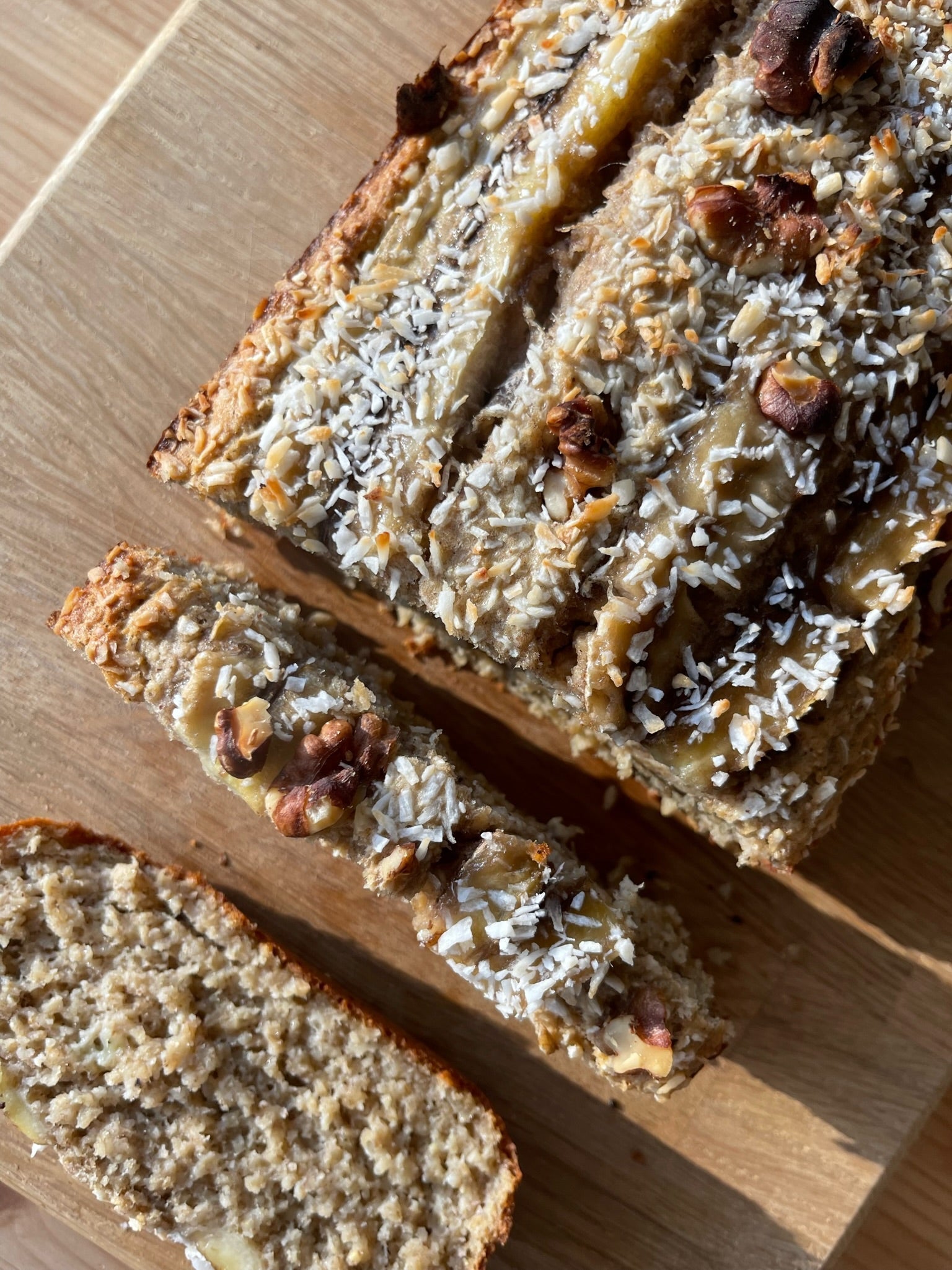 glutenfritt bananbröd utan socker med riven kokos och bananhalvor på toppen