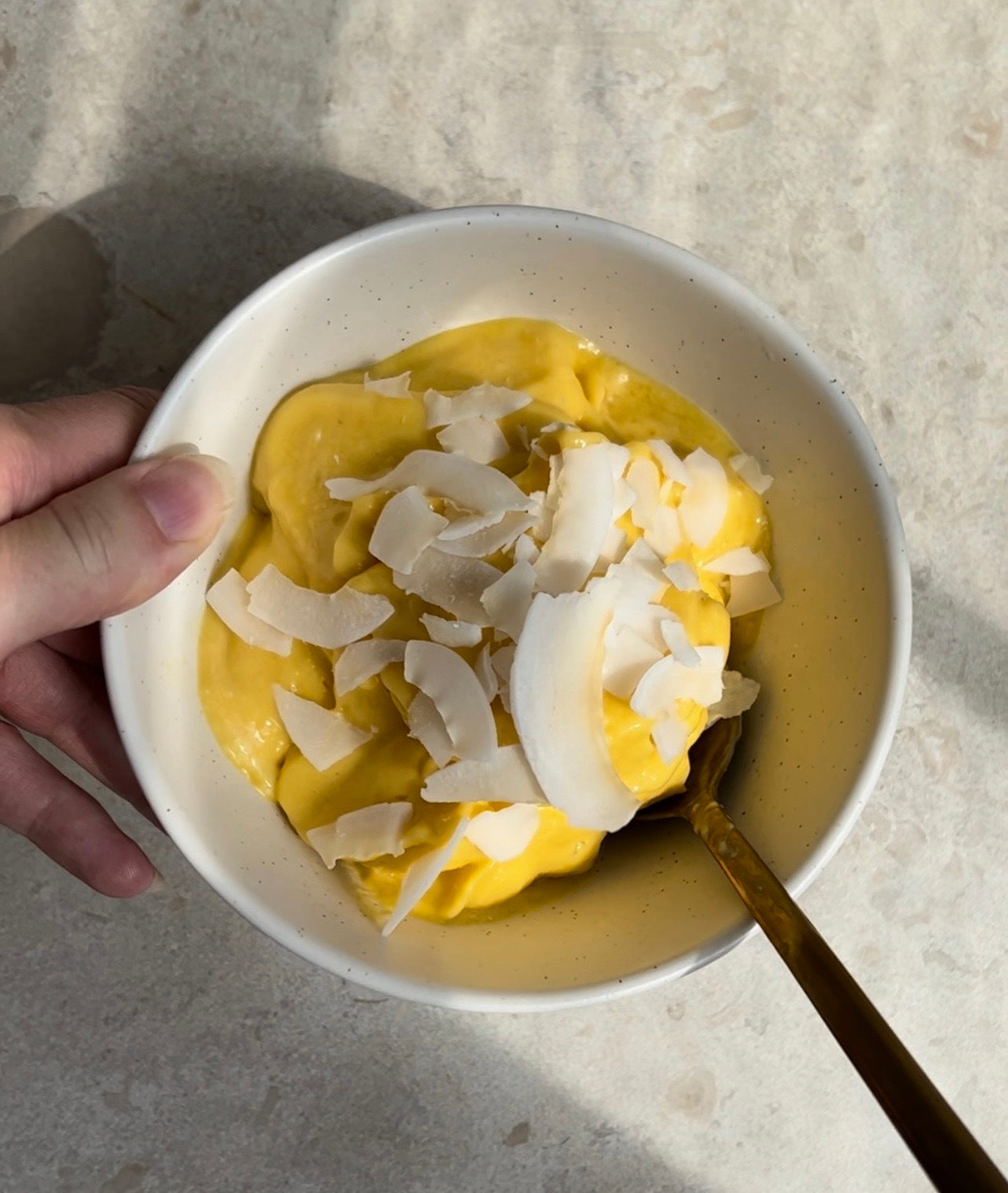 Krämig KOKOS- OCH MANGOGLASS utan raffinerat socker