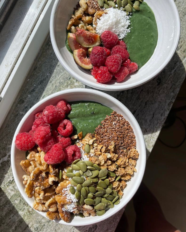 Grön smoothiebowl rik på fibrer